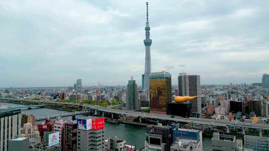 城市航拍日本东京塔汽车交通河流大桥地标
