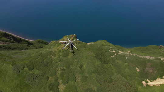 航空直升机站在克雷尼琴火山边缘