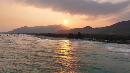 夕阳下的海岸线