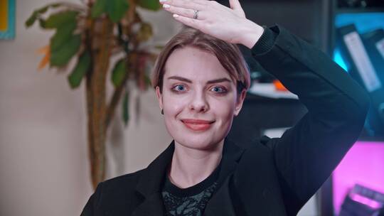 女人用手挡脸变表情视频素材模板下载