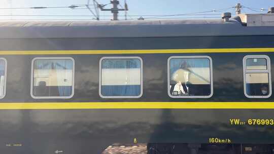 铁路旅途车窗外一列绿皮火车正同向行驶视频素材模板下载
