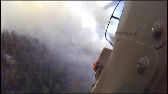 直升机在森林火灾中飞行