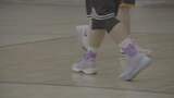 体育馆篮球运动的少年高清在线视频素材下载