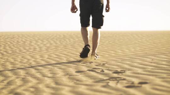 沙漠中步行的男人