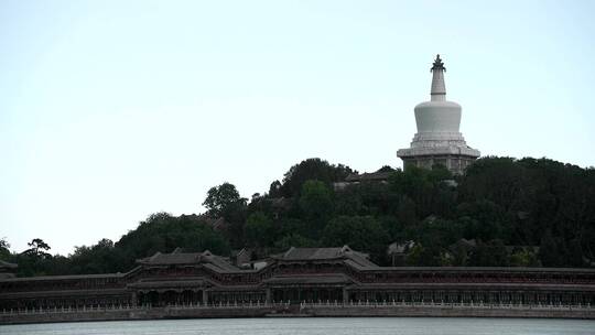 雨中的北京北海公园白塔