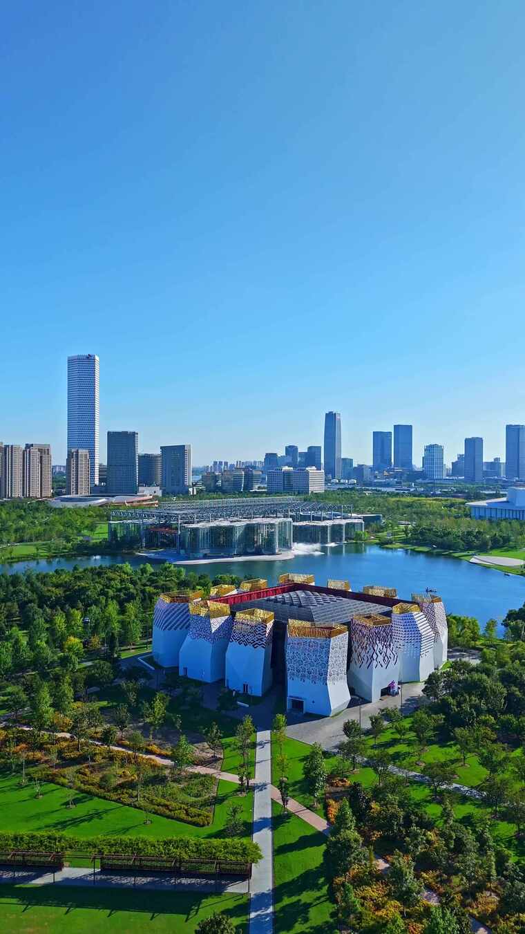 4k实时航拍上海世博文化公园-红石中心