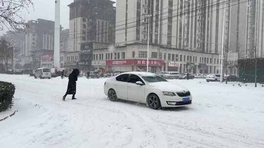 下雪行驶的车辆