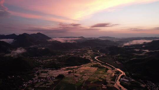 夕阳彩霞下的山区乡村4