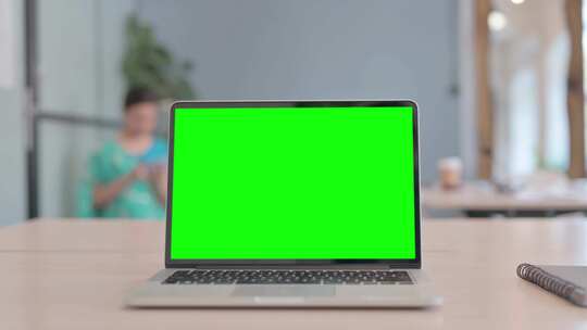 带绿色色度键屏的笔记本电脑
