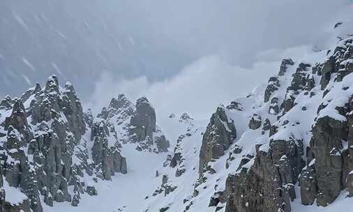 被积雪覆盖的陡峭山峰景致