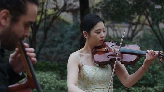 美女小提琴和外国人大提琴草坪演奏