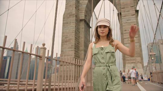 时尚女人走在城市大桥上