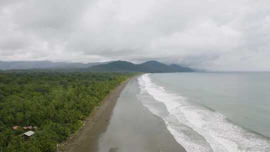 哥伦比亚太平洋海岸阴天的黑沙滩航拍。