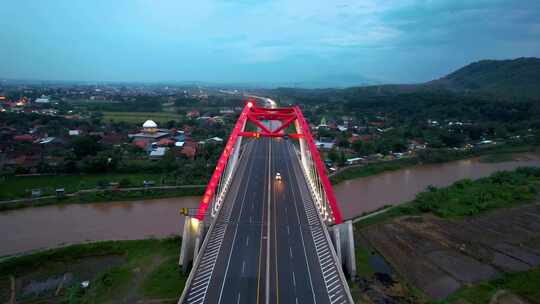 横贯收费公路标志性红桥Kalikuto大桥Java鸟瞰图