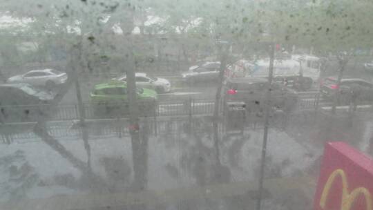 2022麦当劳窗外街道雨天大雨人群行人