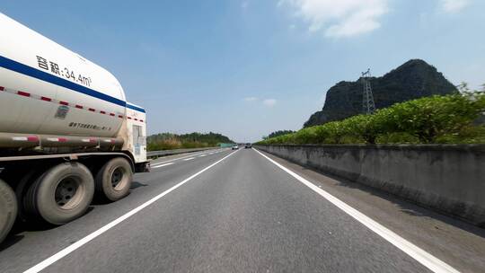 油罐液化气货运卡车行驶在高速公路上