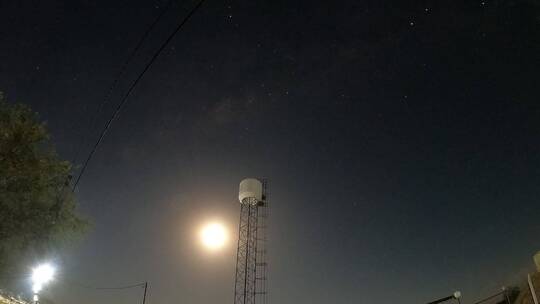 夜晚的山谷森林 天空中美丽的星空