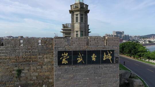 泉州惠安崇武古城500米高空城镇建筑群航拍视频素材模板下载