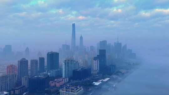 上海城市高楼雾中景象