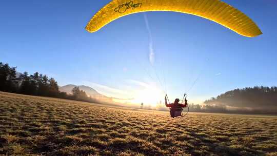 FPV无人机航拍动力滑翔伞飞行日出森林草地