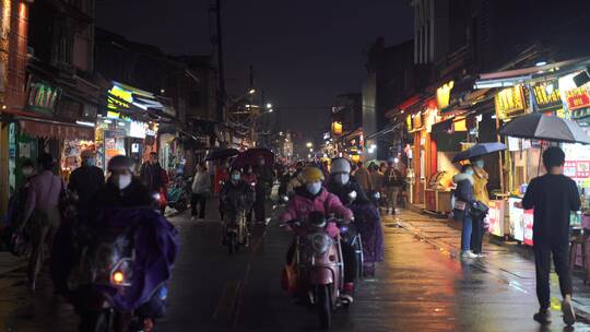 下雨天西街阴雨天街道上撑伞的路人行走视角