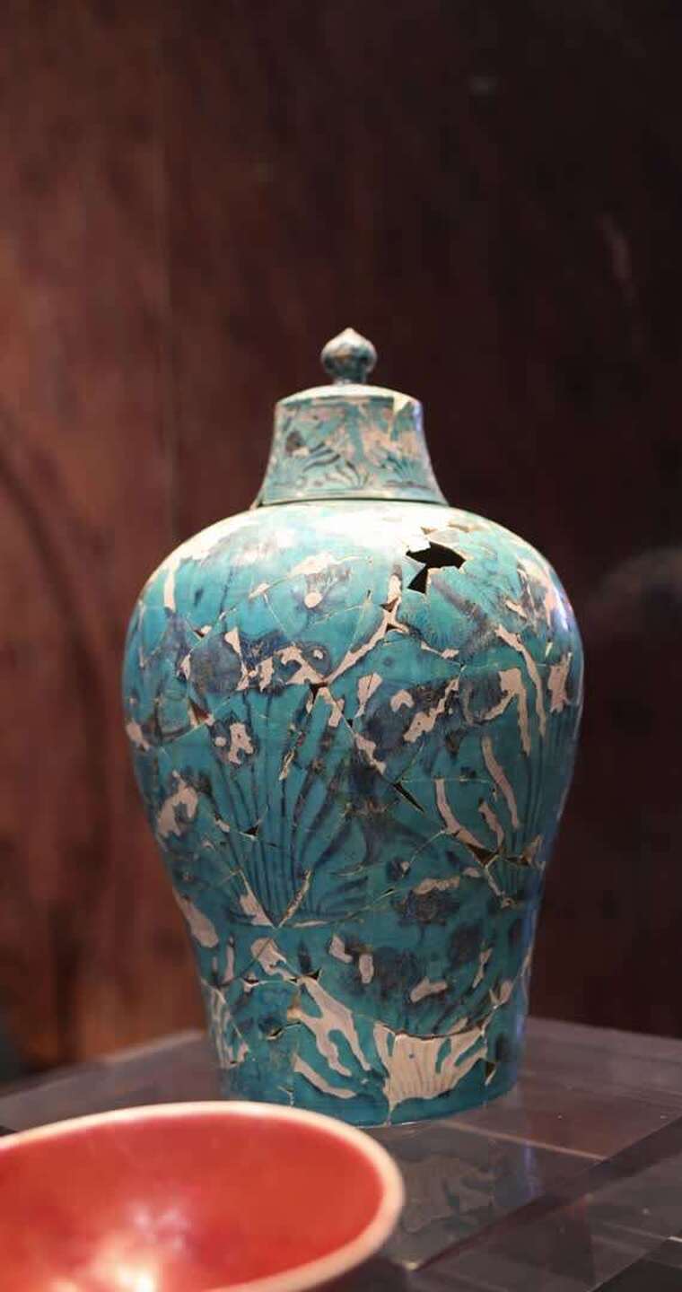 明代宣德 孔雀绿地青花鱼藻纹梅瓶