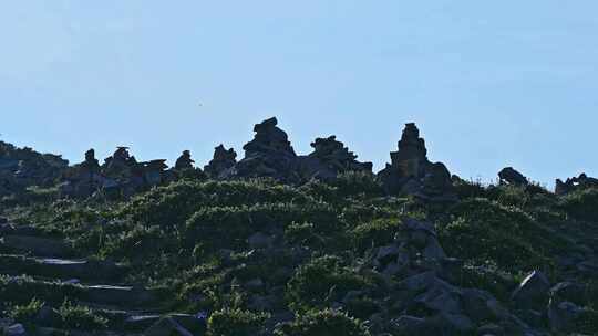 夏季高山草甸山顶石堆玛尼堆