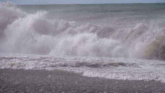 海浪涌起