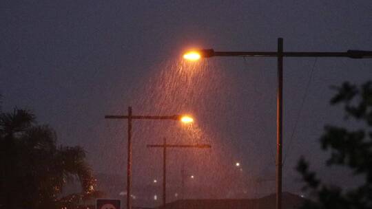 雨夜路灯