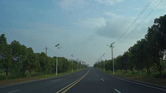 开车行驶在乡村公路驾驶第一视角车窗外风景