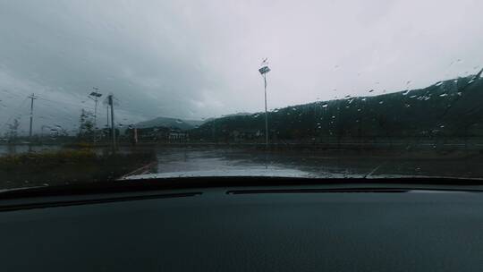 雨中214国道行驶视频素材模板下载