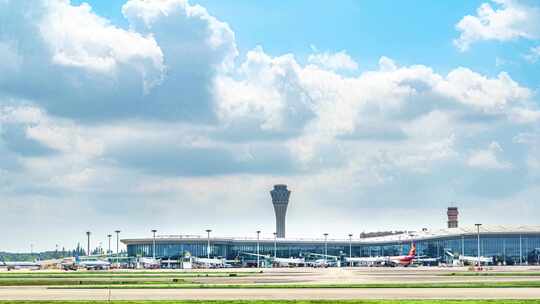 海南海口美兰国际机场蓝天白云下的客机延时