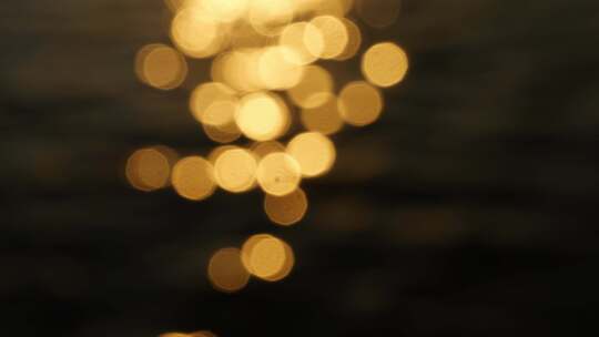 水面金色光斑特写