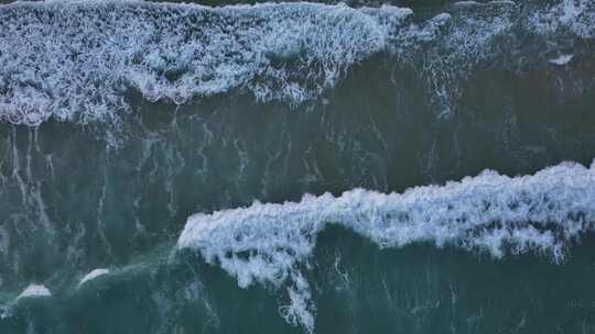 夕阳下的深圳西涌海岸线、沙滩海浪浪花航拍视频素材模板下载