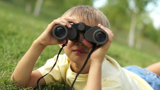 男孩使用双筒望远镜