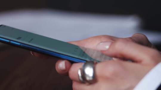 女人的手指触摸手机上的滚动页面应用程序在视频素材模板下载
