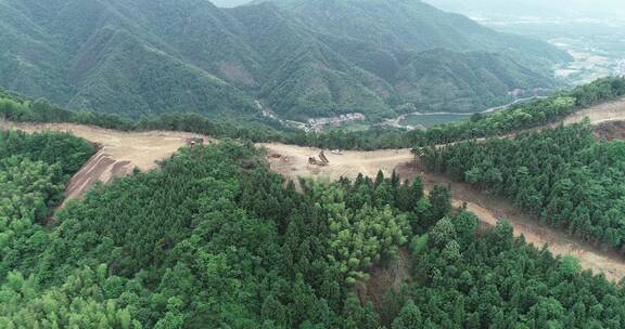 山区挖掘机施工修路风景