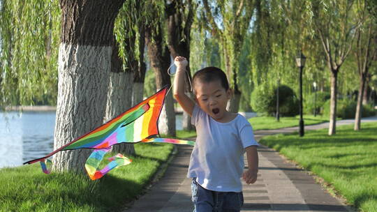 小朋友在公园树林中放风筝
