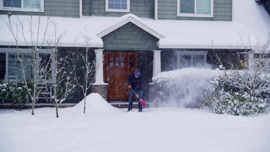 一个人在他家门口铲雪