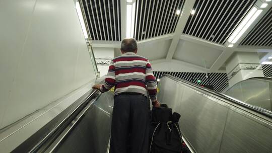 地铁站 扶梯 老人