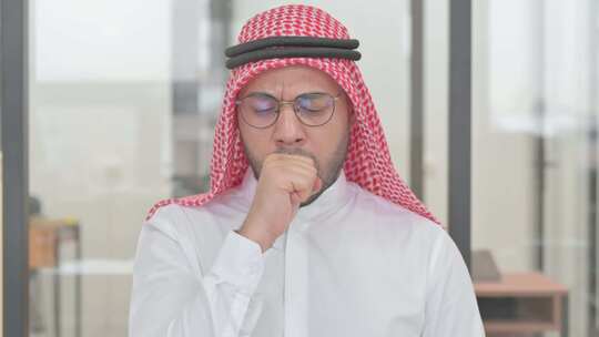 咳嗽的年轻阿拉伯男子生病的肖像视频素材模板下载