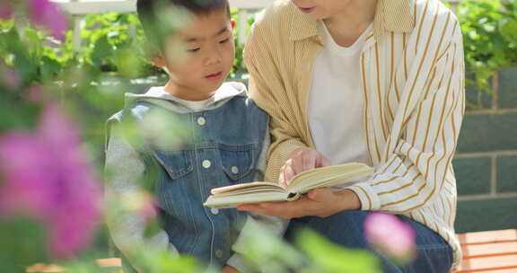 夏日母子户外看书