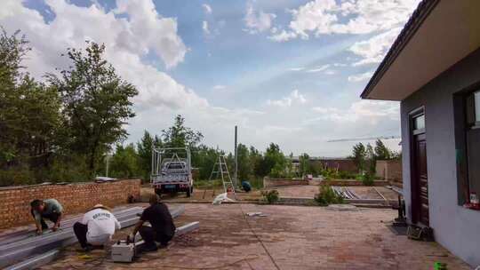 工人庭院内进行施工操作