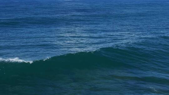 波涛汹涌的大海海面巨浪翻滚