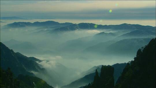 山川云雾缭绕