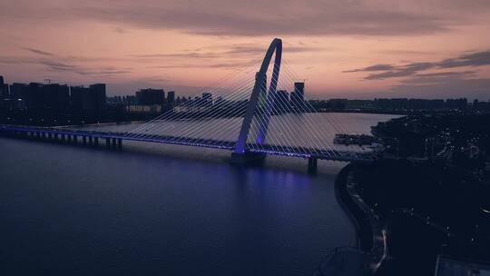 航拍西安浐灞欧亚大桥夕阳夜景视频素材模板下载