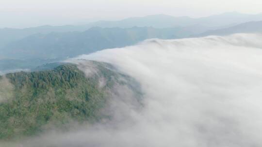 航拍前行云端阳光下的群山村子建筑