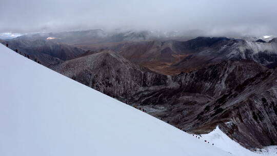 西藏拉萨当雄廓琼岗日雪山洛堆峰登山滑雪