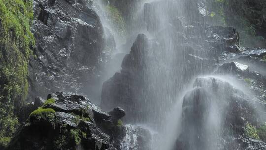 水从石头上流下来