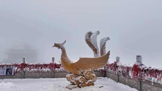 老君山冬季雪后航拍凤凰雕塑